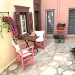Traditional Wood And Stone فيلة إرموبولّي